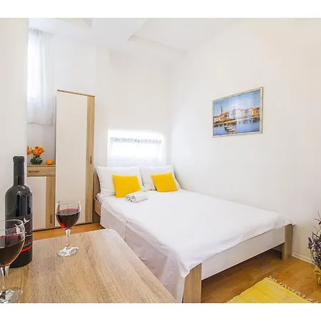 Apartment Old Square